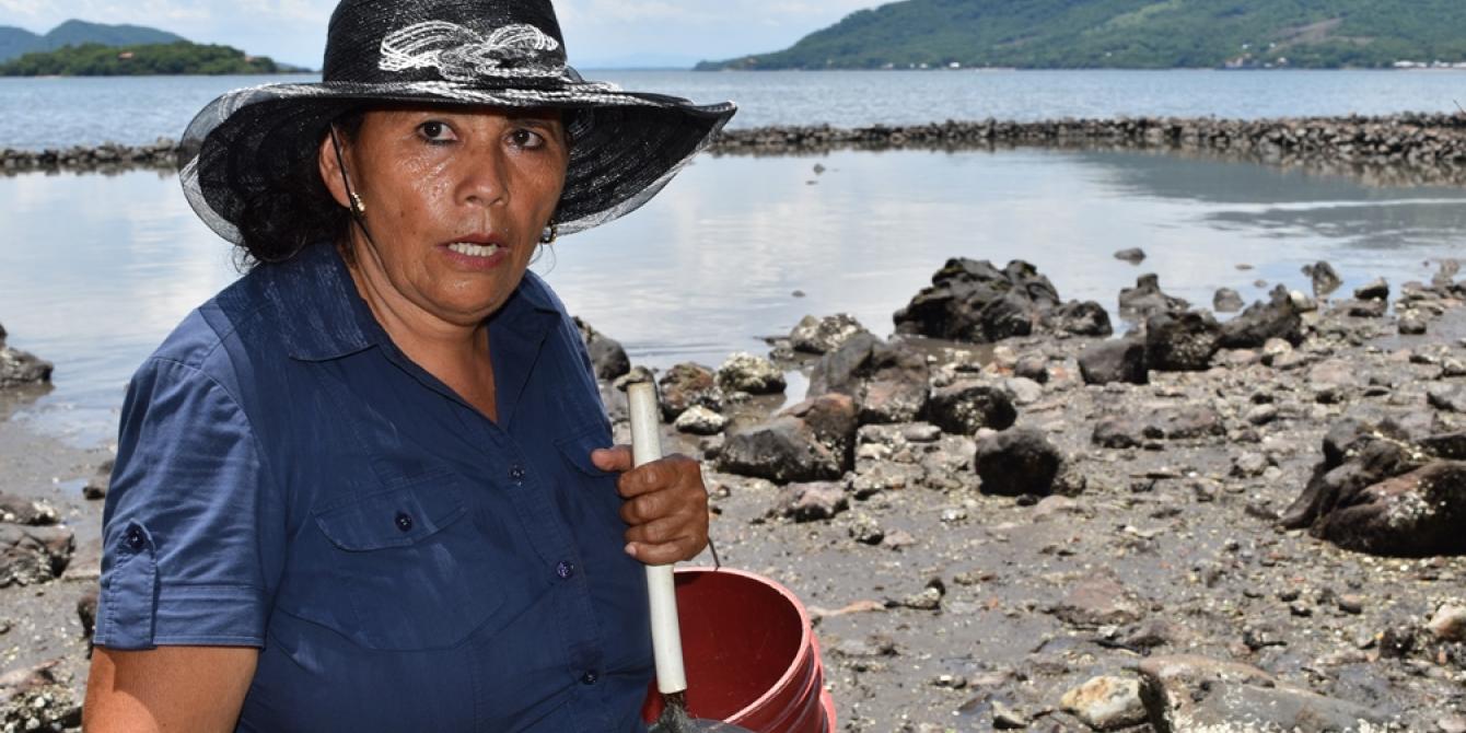 Alba Hernández, residente en Amapala, encontró en la pesca artesanal un medio de vida. Sara Cifuentes / Oxfam en Honduras. Alba Hernández, residente en Amapala, encontró en la pesca artesanal un medio de vida. Sara Cifuentes / Oxfam en Honduras.